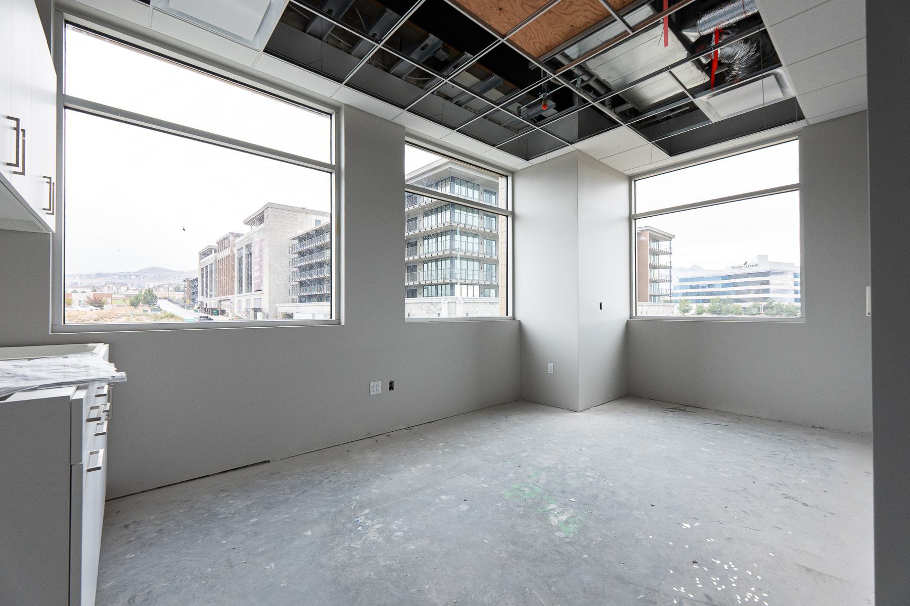 Corner room with three windows